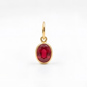 Handgjort hänge i rubin i 18k guld | Elegant oval berlock | Gåva till årsdag.