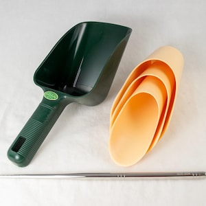 May include: A set of three nesting scoops in peach with a green scoop with a black handle. A silver metal rod is also included.