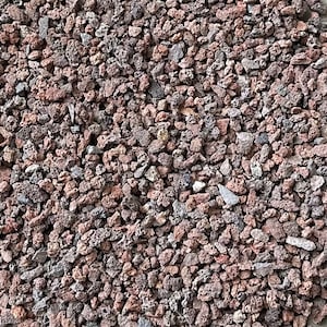 K&ouml;nnte beinhalten: Nahaufnahme eines Haufens kleiner, rotbrauner Lavasteine. Die Steine sind unregelm&auml;&szlig;ig geformt und haben eine raue, por&ouml;se Textur.