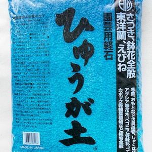 May include: A blue bag of Japanese horticultural pumice soil, with Japanese text and the words "MADE IN JAPAN". The bag contains 18 liters of soil, suitable for azaleas, camellias, and other plants.