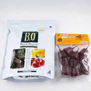 May include: A bag of Biogold Original fertilizer with a picture of tomatoes, roses, and a tree branch.  A package of 10 brown plastic plant pots with a label that says "フタ付 肥料パック 小10ヶ入" in Japanese.