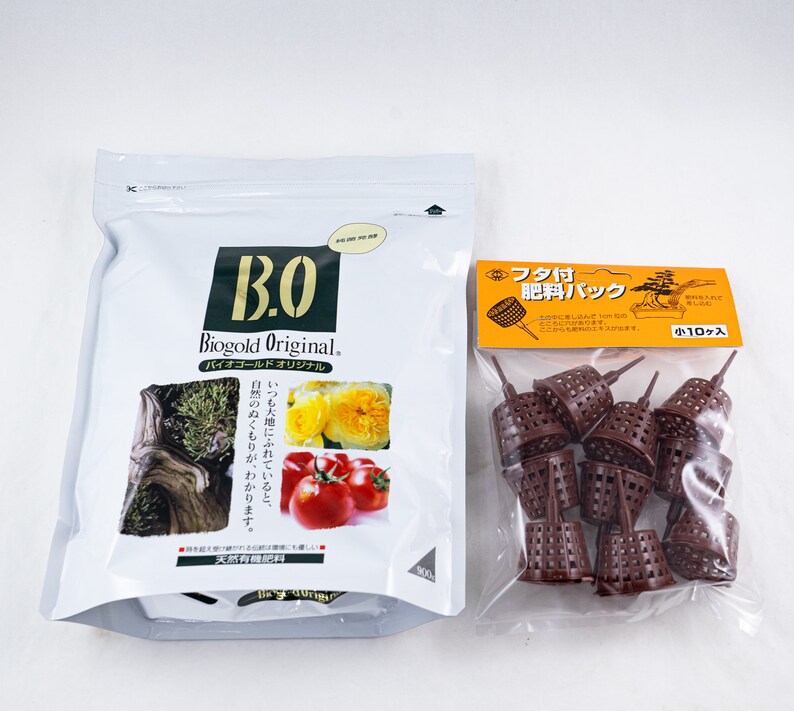 May include: A bag of Biogold Original fertilizer with a picture of tomatoes, roses, and a tree branch.  A package of 10 brown plastic plant pots with a label that says "フタ付 肥料パック 小10ヶ入" in Japanese.