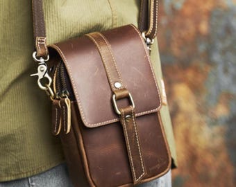 Bolsa tiracolo de couro personalizada para homem, estilo carteiro, ideal para viagens e atividades ao ar livre. Presente perfeito para pai, amigo ou marido.