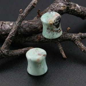 Tapones de larimar natural, dilatadores de piedra azul océano, tapones para las orejas con piedras preciosas dominicanas raras, joyería corporal doble plana, dilatador de chakra de garganta para la sanación