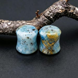 Alargadores duplos planos de opala azul claro natural, plugs andinos Pale Sky, plugs de pedra com dupla abertura, tamanhos personalizados.