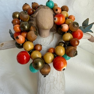 Bracciale Cha Cha di Miriam Haskell, non firmato, in plastica e legno, dei primi anni di produzione.