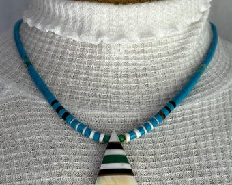 Indiaanse Heishi-ketting met driehoek ingelegde hanger