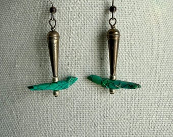 Gesneden turquoise vogeloorbellen