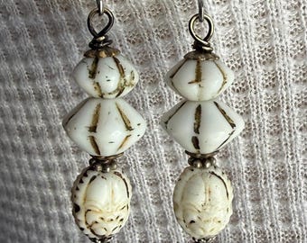 Egyptische Revival-oorbellen Max Neiger Beetle-kralen