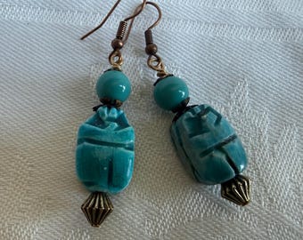 Gesneden turquoise faience Scarabee oorbellen Egyptische revival