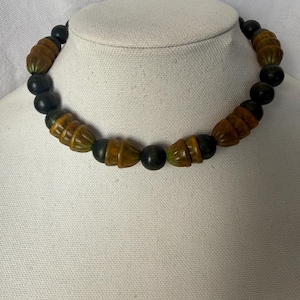 Puede incluir: Juego de tres tazas de cerámica con acabado mate moteado. Las tazas son de color crema, gris claro y gris oscuro. Cada taza tiene un diseño simple y minimalista, ideal para café o té.