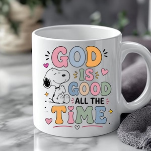 Puede incluir: Taza de cer&aacute;mica blanca con Snoopy y la frase "GOD IS GOOD ALL THE TIME" en letras de colores. La taza tiene un asa curva y es adecuada para bebidas fr&iacute;as o calientes.