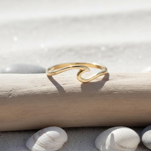 Anel minimalista em prata de lei com banho de ouro e design de ondas, delicado anel inspirado no oceano, joia para usar em conjunto com outros anéis.