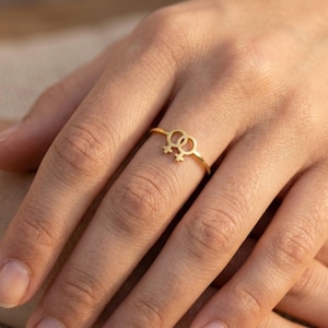 Anillo Doble Venus • Símbolo femenino entrelazado, joyería chapada en oro para el orgullo lésbico