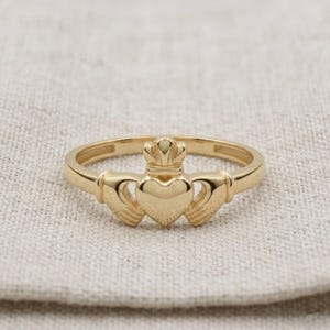 Anello Claddagh minimalista / Fascia con corona a cuore celtico placcata in argento o oro