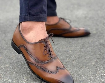 Scarpe Oxford Brogue da uomo in pelle bicolore marrone e nera, realizzate a mano / Scarpe eleganti classiche con punta a coda di rondine / Calzature formali eleganti