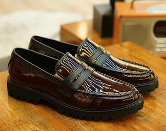 Zapatos de vestir sin cordones para hombre, color burdeos, charol, con suela gruesa.