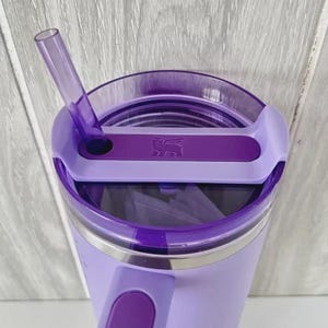 Vaso Quencher H2.0 de 40 oz en colaboración con STANLEY y Olivia Rodrigo imagen 4