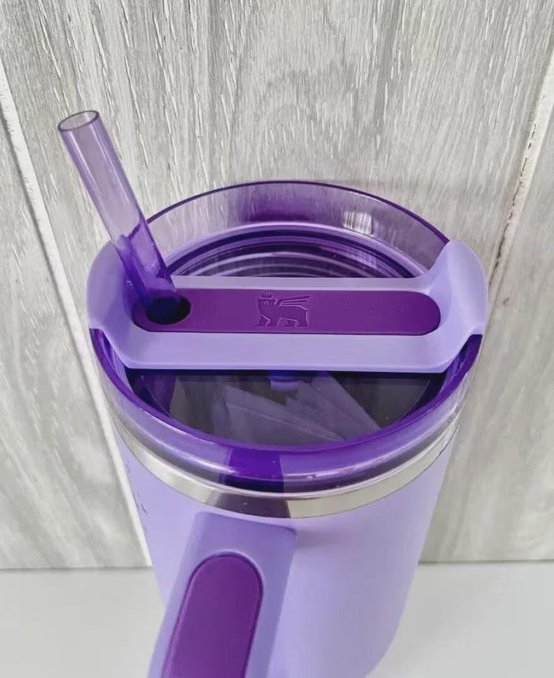 Vaso Quencher H2.0 de 40 oz en colaboración con STANLEY y Olivia Rodrigo imagen 4