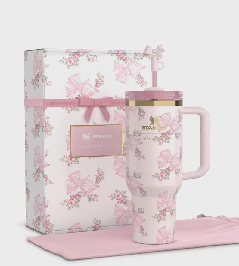 STANLEY X LoveShackFancy RIBBON ROSA 40oz Quencher Tumbler immagine 1