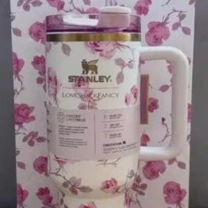 STANLEY X LoveShackFancy RIBBON ROSA 40oz Quencher Tumbler immagine 4