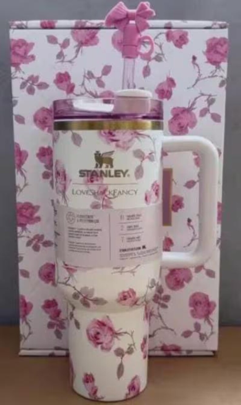 STANLEY X LoveShackFancy RIBBON ROSA 40oz Quencher Tumbler immagine 4