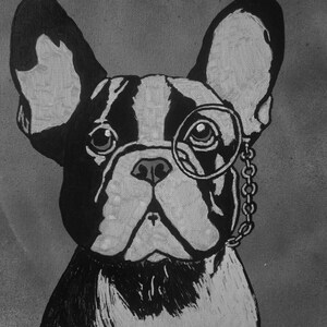 Puede incluir: Pintura en blanco y negro de un bulldog francés con monóculo. El perro tiene orejas grandes y erguidas y un patrón de pelaje distintivo en blanco y negro. El monóculo está sujeto a una cadena. La obra está firmada en la esquina inferior derecha.