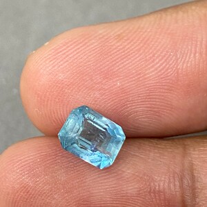 Peut inclure: Une pierre pr&eacute;cieuse aigue-marine bleu clair de taille &eacute;meraude.