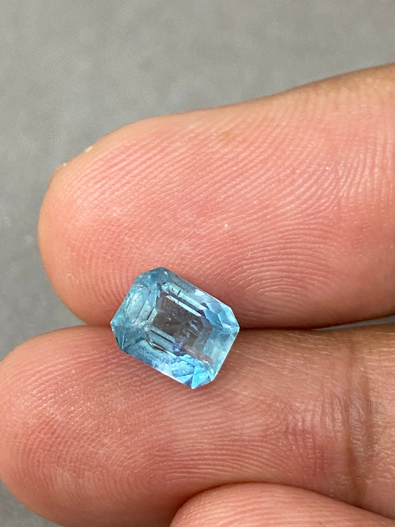 Peut inclure: Une pierre pr&eacute;cieuse aigue-marine bleu clair de taille &eacute;meraude.