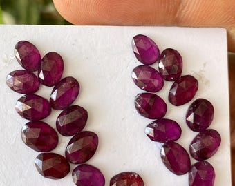 Beau grenat violet ovale taillé en rose, poids du lot 23 carats, 7 x 5-7 x 6 mm, 21 grenats violets taillés en rose, grenat rhodolite