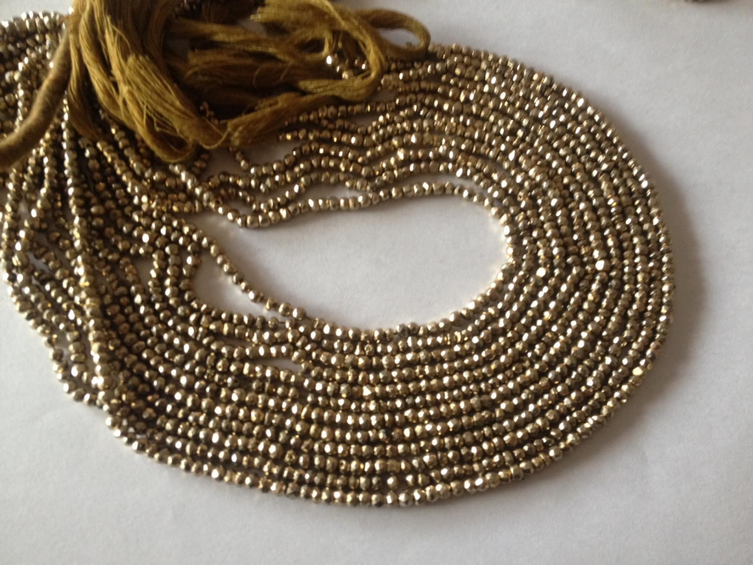 Rondelles à facettes perles de pyrite taille 3 à 3,5 mm de longueur 13,5 pouces AAA qualité 30 brins à prix d’usine Rondelles à facettes facettes facettes perles de pyrite taille 3 à 3,5 mm de longueur 13,5 pouces AAA qualité 30 brins à prix d’usine 9fc844