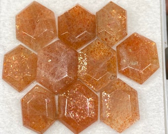 Atemberaubende seltene Sonnenstein Hexagon Form Spiegelschliff Wohnungen mit Karatanteil 10 Größe Sonnenstein geometrische Spiegelschliff Flachrücken Edelsteine