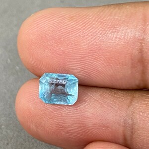 Peut inclure: Une pierre pr&eacute;cieuse aigue-marine bleu clair de taille &eacute;meraude rectangulaire.