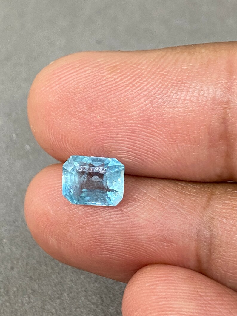 Peut inclure: Une pierre pr&eacute;cieuse aigue-marine bleu clair de taille &eacute;meraude rectangulaire.