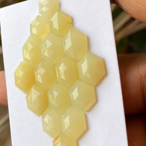 Peut inclure: Un groupe de 12 pierres pr&eacute;cieuses hexagonales en cabochon jaune p&acirc;le dispos&eacute;es en forme de nid d'abeille.