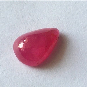 Söt liten naturlig rubinpäroncabochon naturlig rubin vikt 1 karat ouppvärmd obehandlad liten rubin oval cabochon rubinring leverans