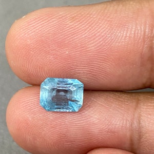 Peut inclure: Une pierre pr&eacute;cieuse aigue-marine bleu clair de taille &eacute;meraude rectangulaire.