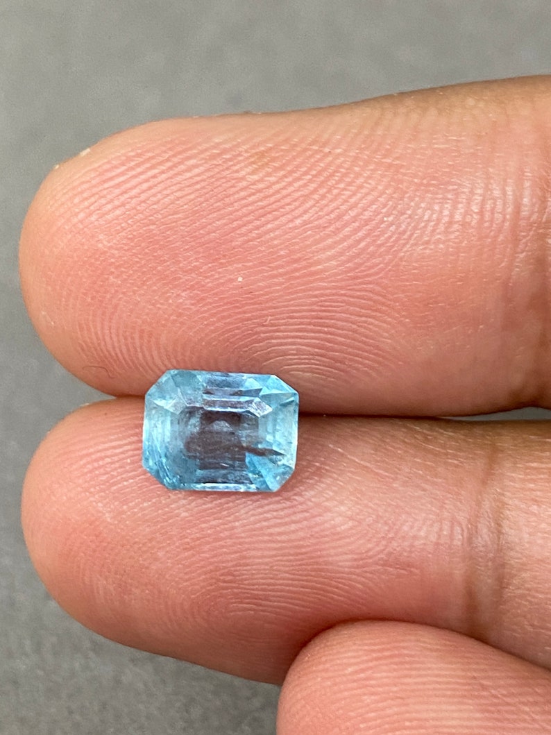 Peut inclure: Une pierre pr&eacute;cieuse aigue-marine bleu clair de taille &eacute;meraude rectangulaire.