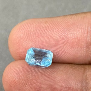 Peut inclure: Une pierre pr&eacute;cieuse aigue-marine bleu clair de taille &eacute;meraude rectangulaire.