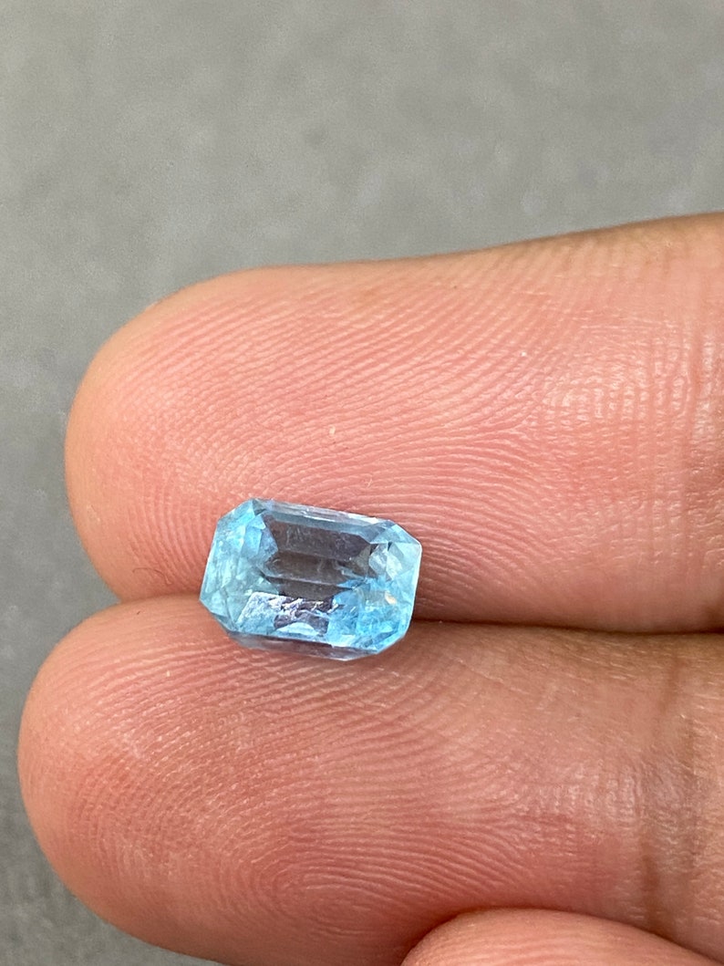 Peut inclure: Une pierre pr&eacute;cieuse aigue-marine bleu clair de taille &eacute;meraude rectangulaire.