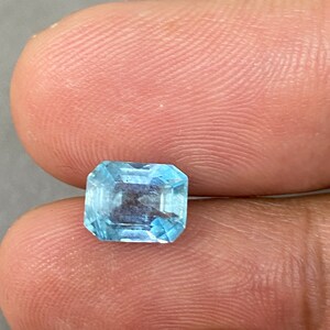 Peut inclure: Une pierre pr&eacute;cieuse bleu clair de taille &eacute;meraude carr&eacute;e.