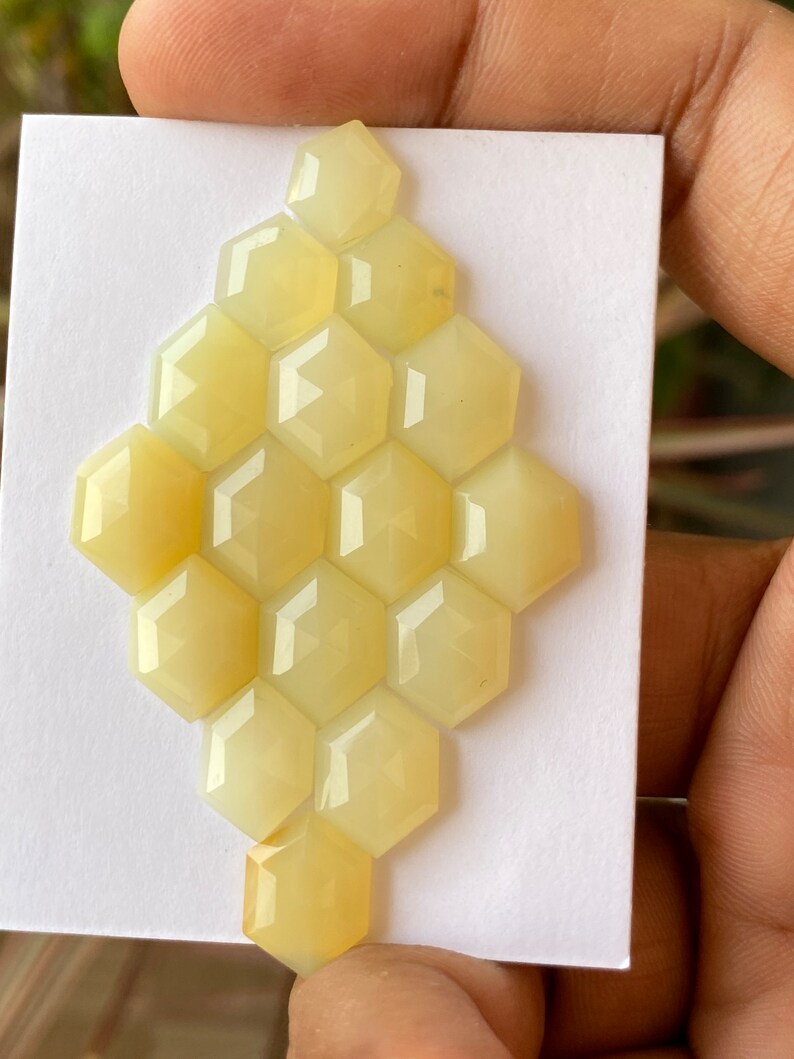 Peut inclure: Une collection de 14 pierres pr&eacute;cieuses hexagonales en cabochon jaune p&acirc;le dispos&eacute;es en forme de nid d'abeille.