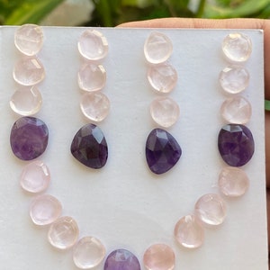 Könnte beinhalten: Ein Set aus Ohrringen und einer Halskette mit facettierten Amethyst- und Rosenquarzsteinen. Die Ohrringe sind tropfenförmig und die Halskette ist eine Reihe runder Steine.