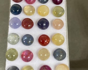 Magníficos cabujones redondos de zafiro umba, raros y vibrantes, con un peso total de 32,20 quilates y un tamaño de entre 5,6 mm y 6 mm. 28 zafiros naturales, sin calentar ni tratar.