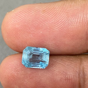 Peut inclure: Une pierre pr&eacute;cieuse aigue-marine bleu clair de taille &eacute;meraude rectangulaire.