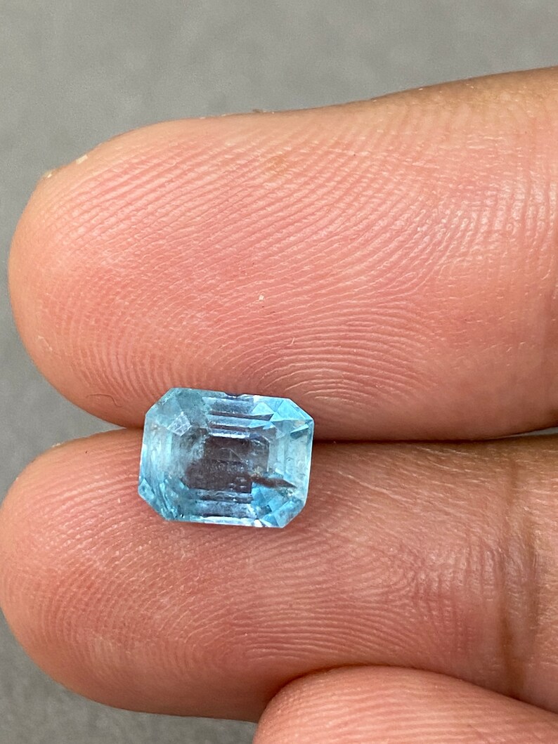 Peut inclure: Une pierre pr&eacute;cieuse aigue-marine bleu clair de taille &eacute;meraude rectangulaire.
