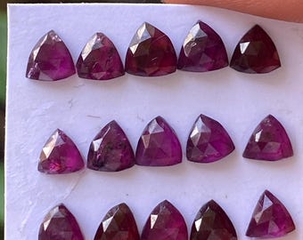 Granate rodolita púrpura raro, peso en billones: 14,50 cts. Unidades: 15. Tamaño: 6 x 5,5-6,8 x 6 mm. Granate rodolita, forma en billones, facetado. Suministro de joyería.