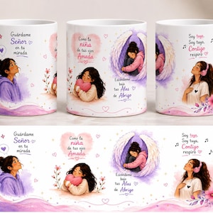 Puede incluir: Tres tazas de cerámica blanca con ilustraciones coloridas de una persona en varias poses con alas de ángel, corazones y detalles florales. El texto incluye frases como Guárdame Señor en tu mirada, Como la niña de tus ojos Amada y Soy tuya.