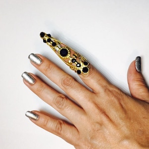 Swirl claw ring,nail ring,crystal claw,nail tip,nail claw,claw ring,bail guard,metal claws,filigree, Jet black crystals.