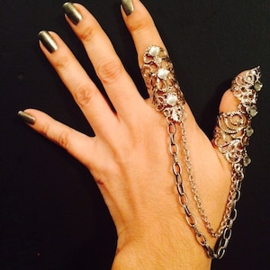 Slave thumb ring and claw with ring, made with dull silver color chains and a vintage style filigree,sizable, adorned with clear Crystals.